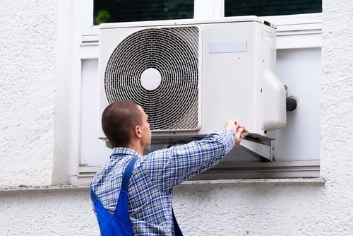 Vệ sinh cục nóng thường xuyên giúp sớm phát hiện hỏng hóc. (Ảnh: AirVersus)