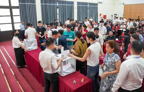 Phiên đấu giá quyền sử dụng đất đối với 19 lô đất thuộc dự án ĐG31 thôn Yên Quán, xã Hưng Đạo diễn ra thành công, thu hút đông đảo người dân và nhà đầu tư tham gia. Ảnh: PV