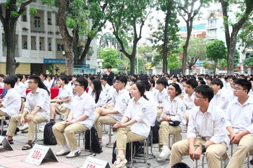 Nhiều học sinh chăm chú lắng nghe những chia sẻ về kỹ năng thích ứng, tư duy đổi mới sáng tạo và định hướng nghề nghiệp trong thời đại số. Ảnh: Mai Khôi