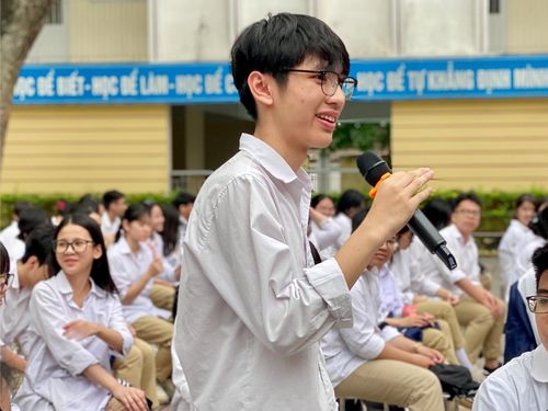 Học sinh Trường THPT Chuyên Cao Bá Quát đặt câu hỏi cho chuyên gia tại Hội thảo. Ảnh: Mai Khôi