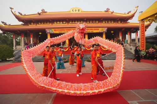 Biểu diễn múa Rồng tại Đại lễ khánh thành ngôi tam bảo chùa Linh Quang, thôn Lạc Thị, xã Ngọc Hồi. Ảnh: PV