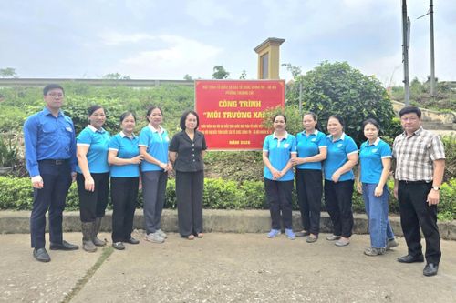 Gắn biển các công trình Môi trường xanh là một trong những hoạt động chào mừng Đại hội MTTQ Việt Nam lần thứ XI.