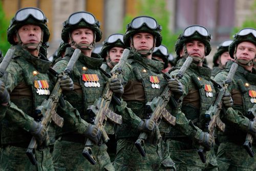 Binh sĩ Nga diễu hành qua lễ đài. Ảnh: Reuters
