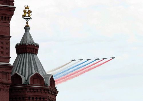 Máy bay SU-25 của Nga bay qua Quảng trường Đỏ. Ảnh: Reuters