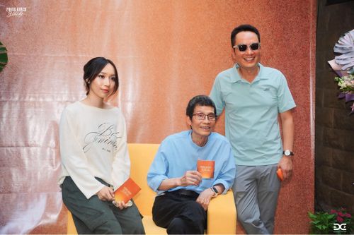 Ba thế hệ trong gia đình nghệ sĩ Trương Ngọc Ninh (ngồi giữa) và con trai nhạc sĩ Anh Quân, cháu gái Mỹ Anh.