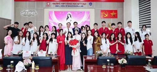 Dù lịch trình chuẩn bị cho cuộc thi quốc tế khá bận rộn, nàng hậu vẫn ưu tiên hoàn thành chương trình học lớp 12 và kỳ thi Đại học sắp tới. Hình ảnh một Hoa hậu vừa tích cực chuẩn bị cho đấu trường nhan sắc quốc tế, vừa chăm chỉ học tập đã nhận được nhiều sự yêu mến và ủng hộ từ fan sắc đẹp.
