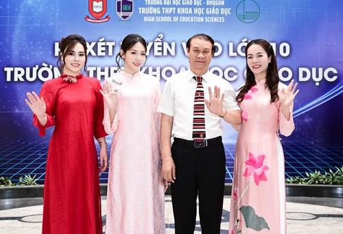 Hoa hậu Hà Linh và mẹ (áo dài hồng sen) cùng Hoa hậu Phan Kim Oanh và NSND Nguyễn Hải.