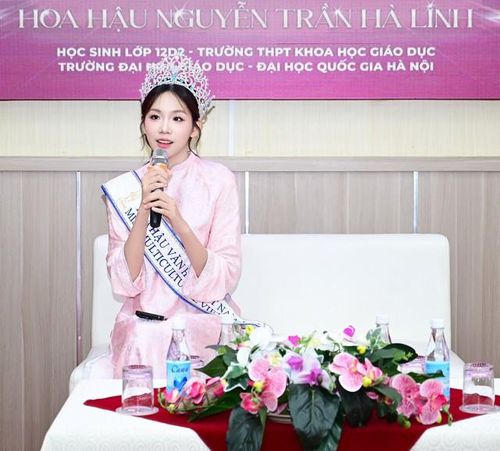 Hà Linh trò chuyện với các bạn học sinh, chia sẻ về hành trình tham gia cuộc thi, cách cân bằng giữa học tập và hoạt động cá nhân, đồng thời truyền cảm hứng về sự tự tin, nỗ lực theo đuổi mục tiêu.