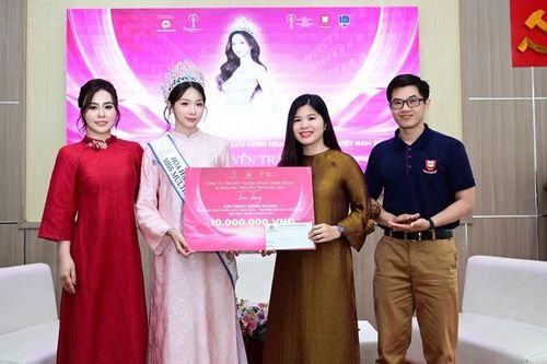 Hà Linh cũng chuẩn bị những phần quà ý nghĩa gửi tặng nhà trường như một lời cảm ơn chân thành tới Ban giám hiệu và các thầy cô giáo.