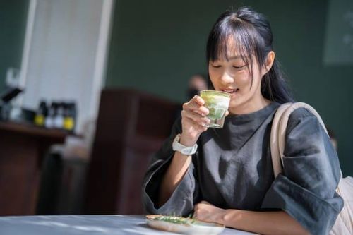 Để hạn chế ảnh hưởng lên dạ dày, matcha nên được dùng sau khi đã ăn nhẹ thay vì uống lúc quá đói.