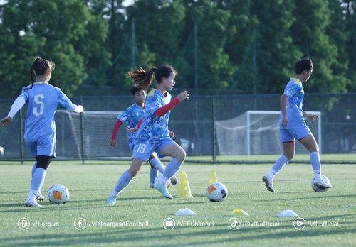 Các cầu thủ U17 nữ Việt Nam tích cực hoàn thiện chiến thuật trước trận tứ kết