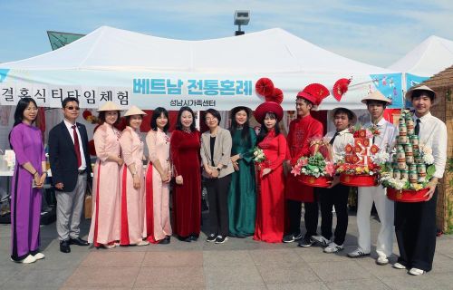Bà Song Mun Yeong - Giám đốc Trung tâm Hỗ trợ gia đình đa văn hóa thành phố Seongnam và Tham tán Công sứ Nguyễn Thị Thái Bình với các cô dâu Việt, du học sinh Việt Nam tại thành phố Seongnam trong lễ hội. Ảnh: Trường Giang - PV TTXVN tại Hàn Quốc