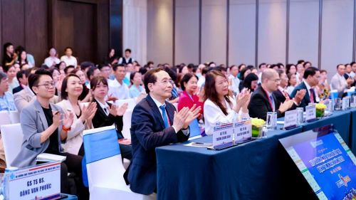 Đại biểu dự hội nghị khoa học.