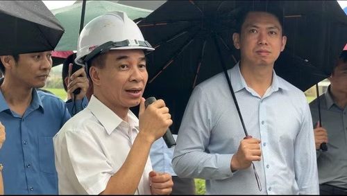 Ông Bùi Văn Luyện, Giám đốc Sở Xây dựng Điện Biên giới thiệu khái quát các dự án Điện Biên đang kêu gọi thu hút đầu tư hạ tầng đô thị-cụm công nghiệp-logistics.