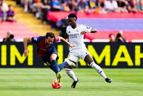 Vinicius (phải) và Real Madrid rất khó cản Barcelona (Ảnh: AP)