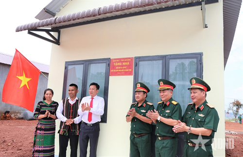  Bàn giao nhà tặng người dân tại dự án điểm dân cư liền kề chốt dân quân biên giới xã Quảng Trực, tỉnh Lâm Đồng.