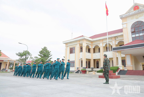 Chiến sĩ dân quân thường trực luyện tập điều lệnh đội ngũ.