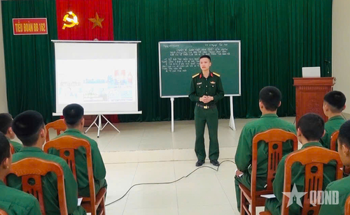 Đại úy Nguyễn Tuấn Anh giảng dạy chính trị tại đơn vị. 