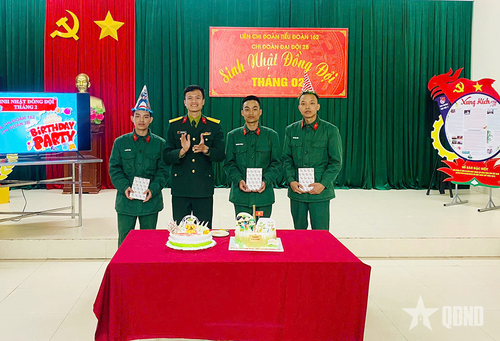  Đại úy Nguyễn Tuấn Anh tổ chức sinh nhật đồng đội cho chiến sĩ trong đơn vị. 
