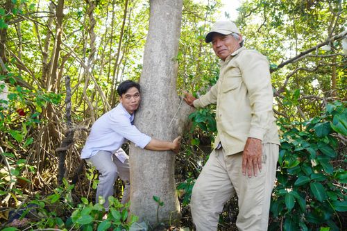 Ông Trương Xuân Đưa (áo trắng) cùng ông Trần Mỹ Thắng