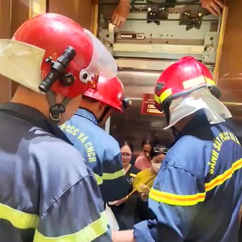 Nạn nhân được đưa ra ngoài an toàn