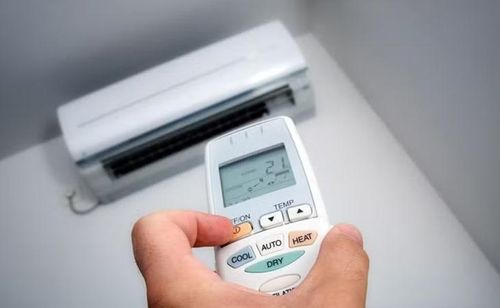Chuyên gia HVAC Gerrit Jan Reinders cho biết chế độ “Auto” hoạt động giống như đèn cảm biến chuyển động, chỉ bật khi cần thiết, còn chế độ “On” chẳng khác nào việc để đèn sáng suốt cả ngày dù không có ai sử dụng.