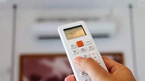 Cụ thể, khi bật chế độ “On”, quạt gió của điều hòa sẽ chạy liên tục kể cả lúc máy nén đã ngừng làm lạnh, đồng nghĩa hệ thống vẫn tiêu thụ điện để duy trì luồng gió trong phòng suốt nhiều giờ liền.