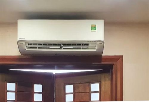 Các kỹ thuật viên cảnh báo rằng việc để quạt chạy liên tục ở chế độ “On” có thể khiến hóa đơn điện tăng thêm từ vài trăm nghìn đến hơn một triệu đồng mỗi tháng, đặc biệt với những gia đình sử dụng điều hòa công suất lớn hoặc mở xuyên đêm trong thời tiết oi bức.