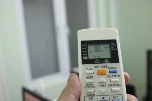Không chỉ gây tốn điện, chế độ “On” còn khiến điều hòa phải hoạt động nhiều hơn mức cần thiết, làm giảm tuổi thọ linh kiện, trong khi chế độ “Auto” giúp máy vận hành ổn định hơn và duy trì hiệu quả làm mát hợp lý cho nhu cầu sinh hoạt hằng ngày.