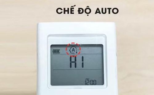 Trong khi đó, chế độ “Auto” chỉ kích hoạt quạt khi hệ thống thực sự làm lạnh và sẽ tự động ngắt khi nhiệt độ đạt mức cài đặt, giúp thiết bị giảm đáng kể điện năng tiêu thụ và hạn chế hao mòn linh kiện bên trong.