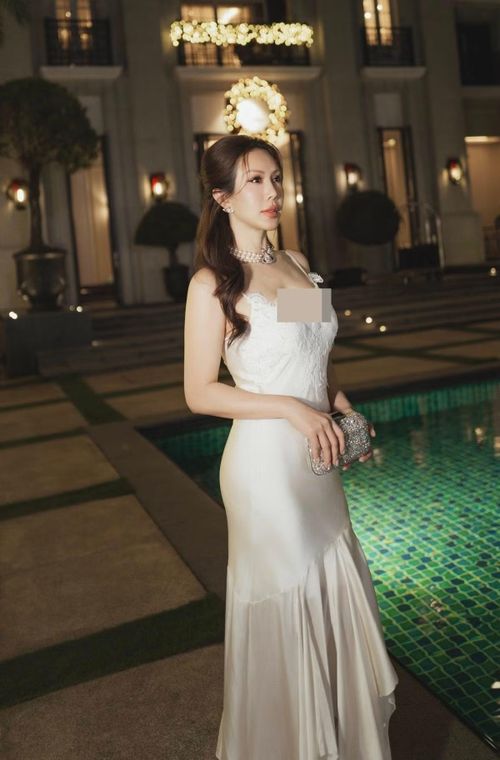 Diện váy trắng bên hồ bơi, Thu Hoài lại mang đến hình ảnh mềm mại và thanh lịch hơn. Cách kết hợp cùng trang sức ngọc trai giúp tổng thể gợi nhớ vẻ đẹp cổ điển của những quý cô trưởng thành.