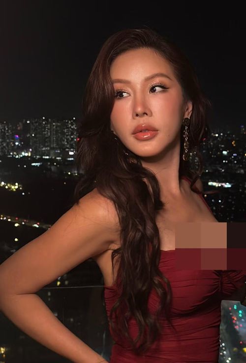 Điều đáng chú ý là Thu Hoài gần như đứng ngoài những xu hướng ngắn hạn trên mạng xã hội. Cô không chạy theo phong cách học đường, cá tính đường phố hay các công thức “trẻ hóa” phổ biến.