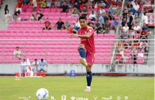 Sinh ra tại Grenoble (Pháp), Adou Minh có bố là người Pháp và mẹ là người Việt Nam. Anh trưởng thành từ lò đào tạo Grenoble trước khi lần lượt khoác áo Annecy và Racing Besancon. Ảnh: Công an Hà Nội FC.