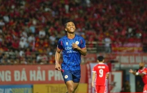 Adou Minh đang thi đấu rất tốt trong màu áo Công an Hà Nội FC, cùng đội bóng này liên tục dẫn đầu bảng xếp hạng và rộng cửa vô địch V-League 2025/2026. Ảnh: Internet.