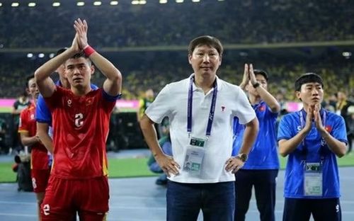 Nếu Adou Minh có quốc tịch Việt Nam trong tháng tới, HLV Kim Sang-sik sẽ có thêm lựa chọn chất lượng nơi hàng phòng ngự của đội tuyển Việt Nam. Ảnh: Internet.