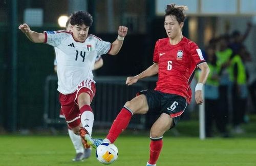 Nhưng ngay ở trận ra quân năm nay, U17 Hàn Quốc bất ngờ bị U17 UAE cầm hòa với tỷ số 1-1 do đó buộc phải thắng cả hai trận còn lại để đoạt vé vào tứ kết. Ảnh: AFC.