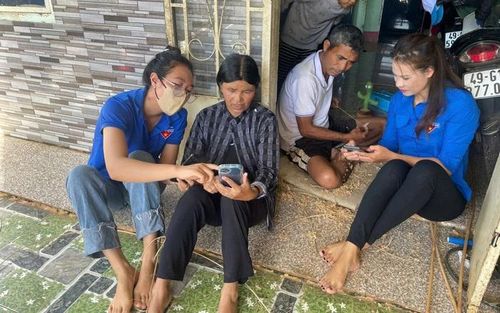 Một chiếc điện thoại thông minh, với người thành thạo, là cánh cửa mở ra thế giới. Trong ảnh: Cán bộ Đoàn Thanh niên tỉnh Lâm Đồng hướng dẫn người dân sử dụng điện thoại thông minh. Ảnh: Tư liệu.