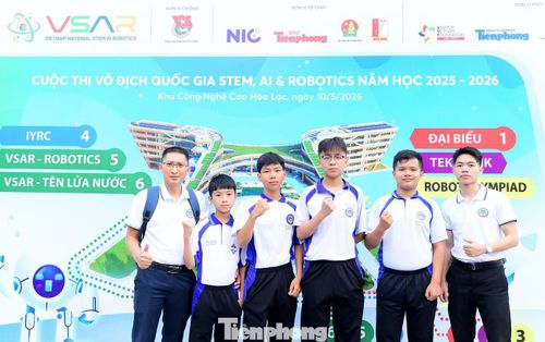 Hoàng Phan Trung Quân (thứ ba từ phải sang) cùng thầy giáo hướng dẫn và đồng đội trước giờ thi đấu. Ảnh: Xuân Tùng