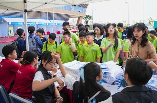 Thí sinh tại khu vực đăng ký, check-in.