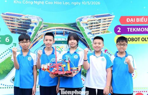Bảo Yến (thứ ba từ trái sang) cùng các thành viên trong đội. Ảnh: Xuân Tùng