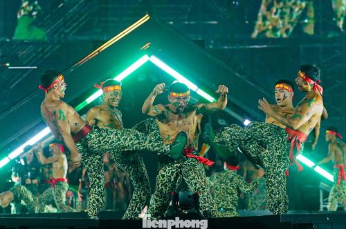 Không chỉ mang xe tăng lên sân khấu, khán giả còn được chiêm ngưỡng các trang thiết bị quân sự khác như xe UAZ, mặt nạ chống độc, pháo khói… cùng màn trình diễn của hơn 50 chiến sĩ đặc công.
