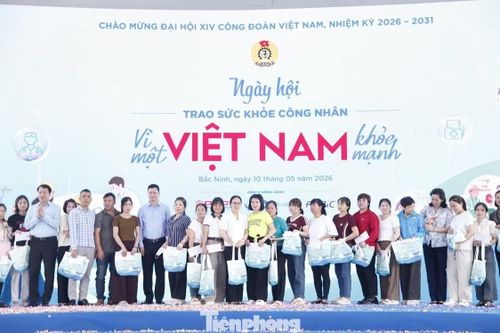 Tặng quà cho người lao động tại chương trình.