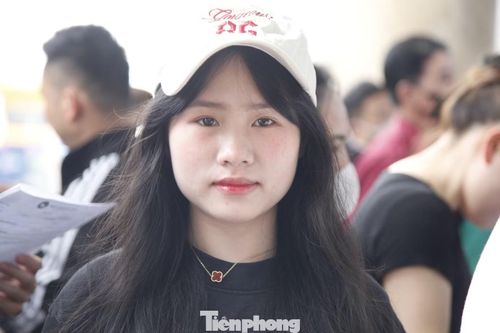 Chị Nguyễn Thị Trang chờ đến lượt khám sức khỏe.