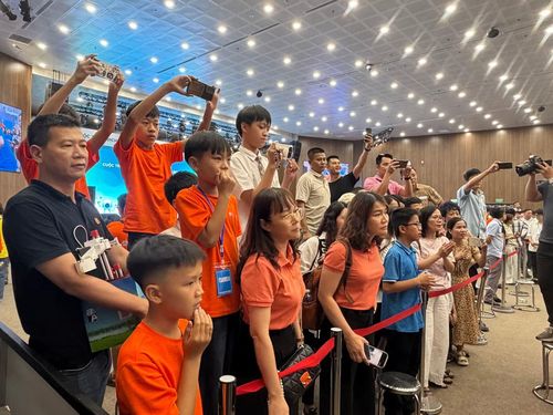 Phụ huynh cổ vũ các đội thi