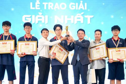 Nhà báo Phùng Công Sưởng, Tổng Biên tập Báo Tiền Phong, Trưởng Ban Tổ chức cuộc thi; ông Phan Văn Cường, Giám đốc Công ty TNHH Thanh Chương, nhà tài trợ Vàng trao giải cho các đội đạt giải.