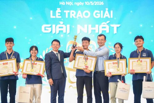 Nhà báo Phùng Công Sưởng, Tổng biên tập Báo Tiền Phong, Trưởng Ban tổ chức cuộc thi và Nhà báo Nguyễn Ngọc Tiến, Phó Tổng biên tập Báo Tiền Phong trao giải cho các đội thi