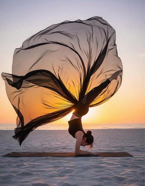 Đinh Thành Lê đưa yoga lên một tầm cao mới, nơi mỗi động tác không chỉ chuẩn xác mà còn giàu tính thẩm mỹ. Những tư thế khó được nữ ca sĩ thực hiện nhẹ nhàng như một màn trình diễn nghệ thuật.