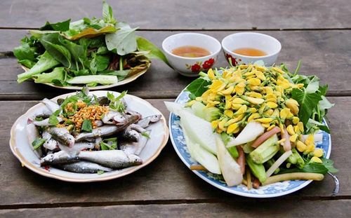 Ăn cá, rau củ nhiều màu sắc có lợi cho sức khỏe não bộ của người trung niên. Ảnh: Ban Mai