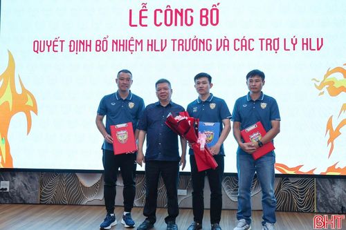 Ông Phạm Hoành Sơn - Chủ tịch HĐQT Công ty CP Tập đoàn Hoành Sơn, Chủ tịch HĐQT Công ty CP Bóng đá Hà Tĩnh tặng hoa chúc mừng HLV trưởng Phan Như Thuật và 2 trợ lý HLV.