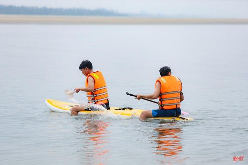 Khu vực Cửa Sót với sóng nhẹ và khung cảnh yên bình không khỏi khiến người chơi thích thú.